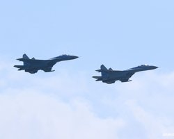 Истребители и вертолеты: в Николаеве прошли показательные полеты авиации ВСУ и НАТО (фото, видео)