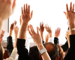 Половина украинцев против отмены политреформы