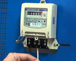Экономия на электричестве свыше 400 грн в месяц: как установить двухфазный счетчик (видео)