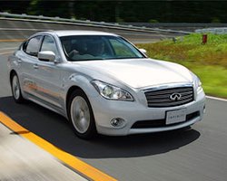 Гибрид Infiniti будет предупреждать пешеходов о своем приближении