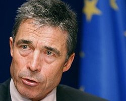 Генсек: НАТО не хочет вмешиваться в ситуацию в Ливии