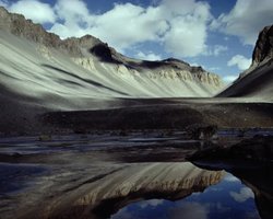 У цьому озері вода не замерзає навіть за -50 градусів: де воно розташоване (фото)