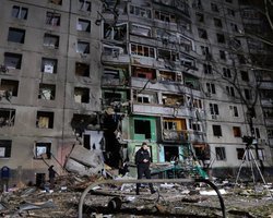 "Значні руйнування": росіяни прямим попаданням ракети розбомбили багатоповерхівку Харкова