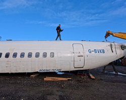 Мужчина хочет закопать Boeing 737 в своем саду, чтобы превратить его в ядерный бункер (видео)