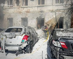Росіяни атакували окружну прокуратуру в Чернігові: кадри наслідків (фото, відео)