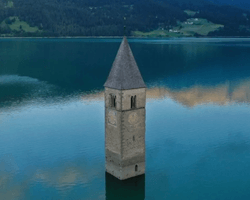 Озеро в горах скрывает целую деревню под водой: туристы видели ее лишь однажды (фото)