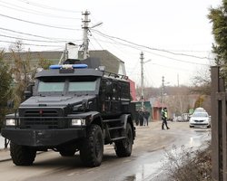 Забрасывает гранатами: в подмосковных Вешках с утра продолжается противостояние местного жителя и полиции