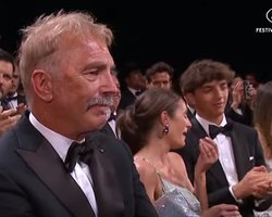 Канны 2024: Кевин Костнер расплакался после премьеры (видео)
