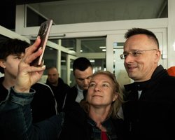 Зниклий Сіярто знайшовся: "знищує документи" (фото)