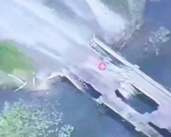 Усложнили логистику: пилоты ВСУ разнесли две переправы россиян в Курской области (видео)