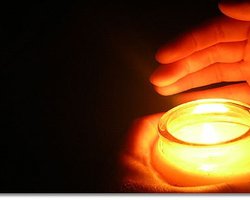 Жители Минска несут цветы к взорванной станции метро