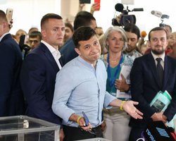 За ЕС, детей и "пекучую соль". Как голосовали и о чем говорили украинские политики (фоторепортаж)