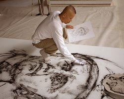 Перед просмотром сжечь. Китайский художник создает картины из пороха