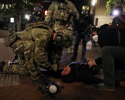 Губернатор Орегона заявила, что федералы покинут Портленд. Трамп опровергает