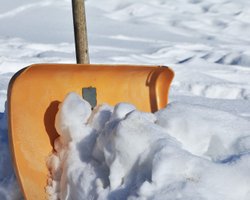 50 гривень за 10 кг: в Україні виставили на продаж сніг (фото)