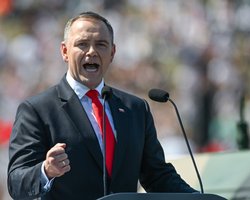 Президент Польши ветировал закон, по которому неработающие украинцы получали ежемесячные выплаты