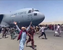 Бегство из Кабула: люди цепляются за шасси самолетов и привязывают себя к крыльям, – СМИ