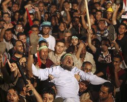 Жертвами столкновений в Египте стали не менее 32 человек, десятки женщин изнасилованы