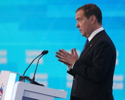 Медведев раскритиковал идею отправки войск НАТО в Украину и оскорбил Макрона