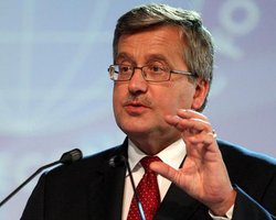 Польша одобряет отправку в Украину миротворцев, - Коморовский