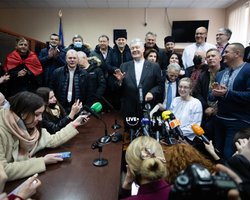 ГБР обвинила Порошенко в несдаче загранпаспортов. Адвокат пятого президента все отрицает (фото)