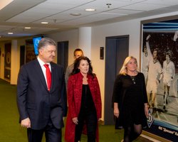 Порошенко: Я не утверждаю, что Зеленский наркоман, но сдать анализы надо