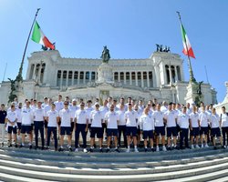 Шева нарасхват: сборная Украины прогулялась по Риму и посетила Колизей (видео)