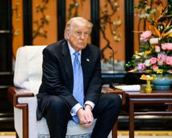 Цифровий детокс: у Трампа в Пекіні "відібрали" телефон і не давали постити в соцмережах