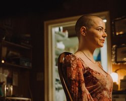 "Буґонія" рецензія: Лиса Емма Стоун бореться з теорією змови і відкриває портал калькулятором