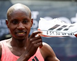 Установил мировой рекорд: в Лондоне кениец пробежал марафон менее чем за 2 часа