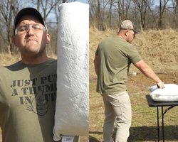 Чоловік перевірив міф про подушку в якості глушника: результати його вразили (відео)