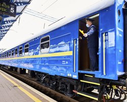 Сдавать билеты не надо: "Укрзалізниця" пускает военнообязанных мужчин в поезда