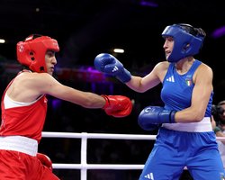 Скандал на Олимпиаде: итальянка проиграла боксерский поединок с предполагаемым биологическим мужчиной