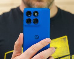 Надежный смартфон среднего класса с емкой АКБ: какую модель рекомендуют эксперты (фото)