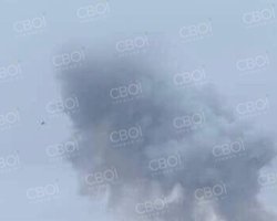 ЗС РФ влучили в житловий будинок у Кривому Розі: над містом здіймається стовп диму (фото)