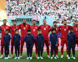 Кнутом и пряником: семьям игроков сборной Ирана угрожают тюрьмой и пытками, — CNN