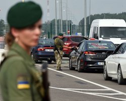 Виїзд жінок за кордон: кого можуть не випустити і як працює перевірка