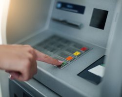 Що робити, якщо відключилися термінал або банкомат під час транзакції: інструкція від "ПриватБанку"