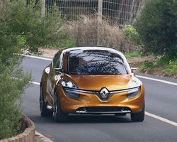 Появились фотографии нового компактвэна Renault