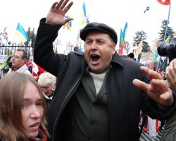 Беркут остановил митингующих в ста метрах от Администрации президента