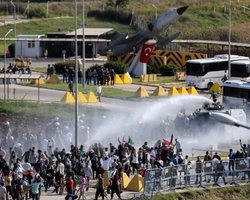 Пошли против полиции: протестующие в Турции пытались штурмовать авиабазу США