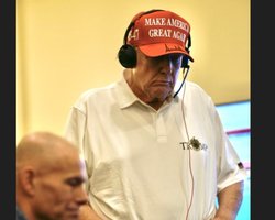 США начали военную кампанию против хуситов: Трамп лично наблюдал за авиаударами (видео)