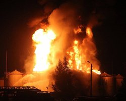 Сотни человек тушат пожар в восьми резервуарах БРСМ-нафта