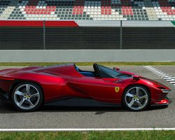 Производители суперкаров присоединились к санкциям против РФ и помогают беженцам из Украины