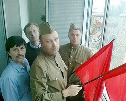 Милиция штурмовала квартиру активистов, развернувших красные флаги над маршем УПА в Киеве