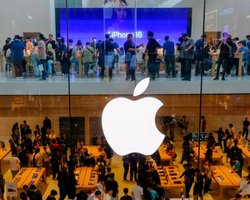 iPhone за тысячи долларов: в США штурмуют магазины Apple, опасаясь подорожания из-за новых пошлин