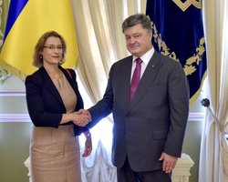 Посол Франции встречала наших заложников вместе с Порошенко