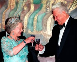 Генсеки, премьеры и президенты. С кем из лидеров встречалась и кого пережила королева Елизавета II