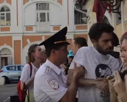 В Москве задержали актеров, вышедших на акцию в поддержку Сенцова