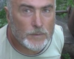 Пукач слушает приговор с Библией в руках